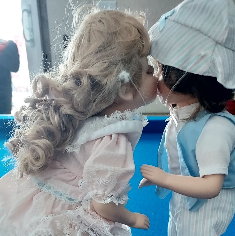 Porcelain kissing dolls